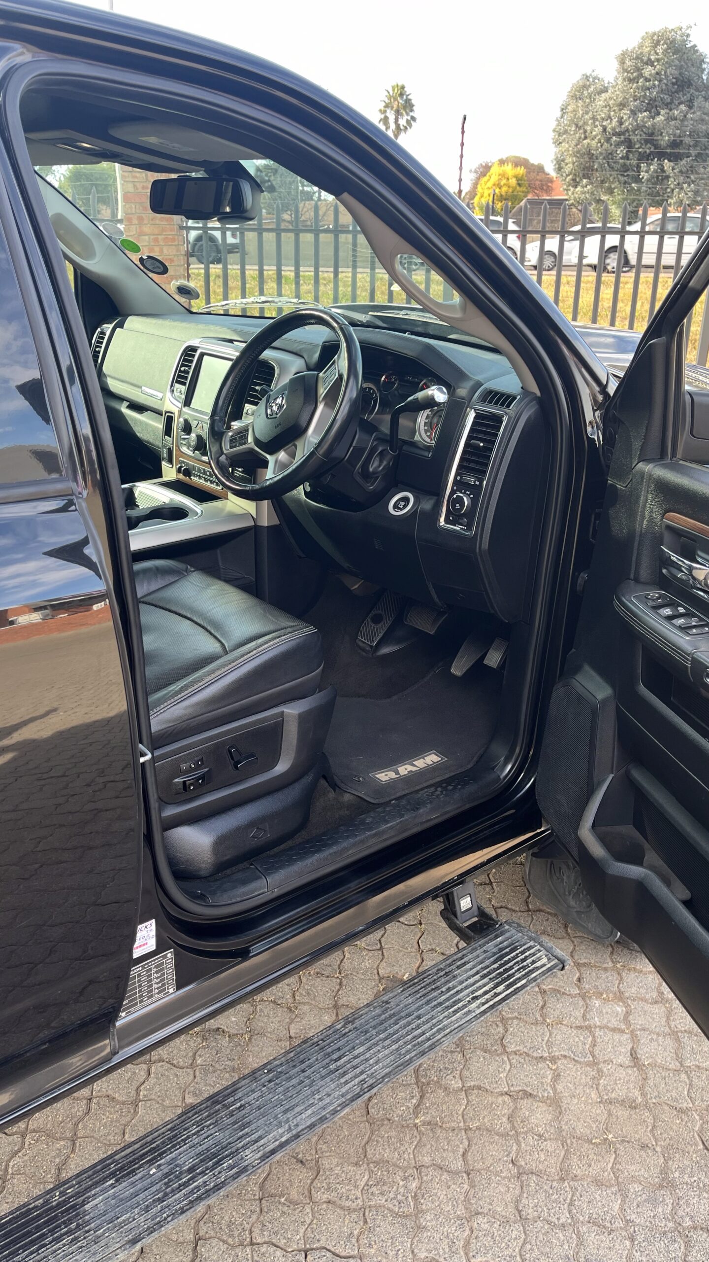 
								LARMAIE 2500 RAM full									