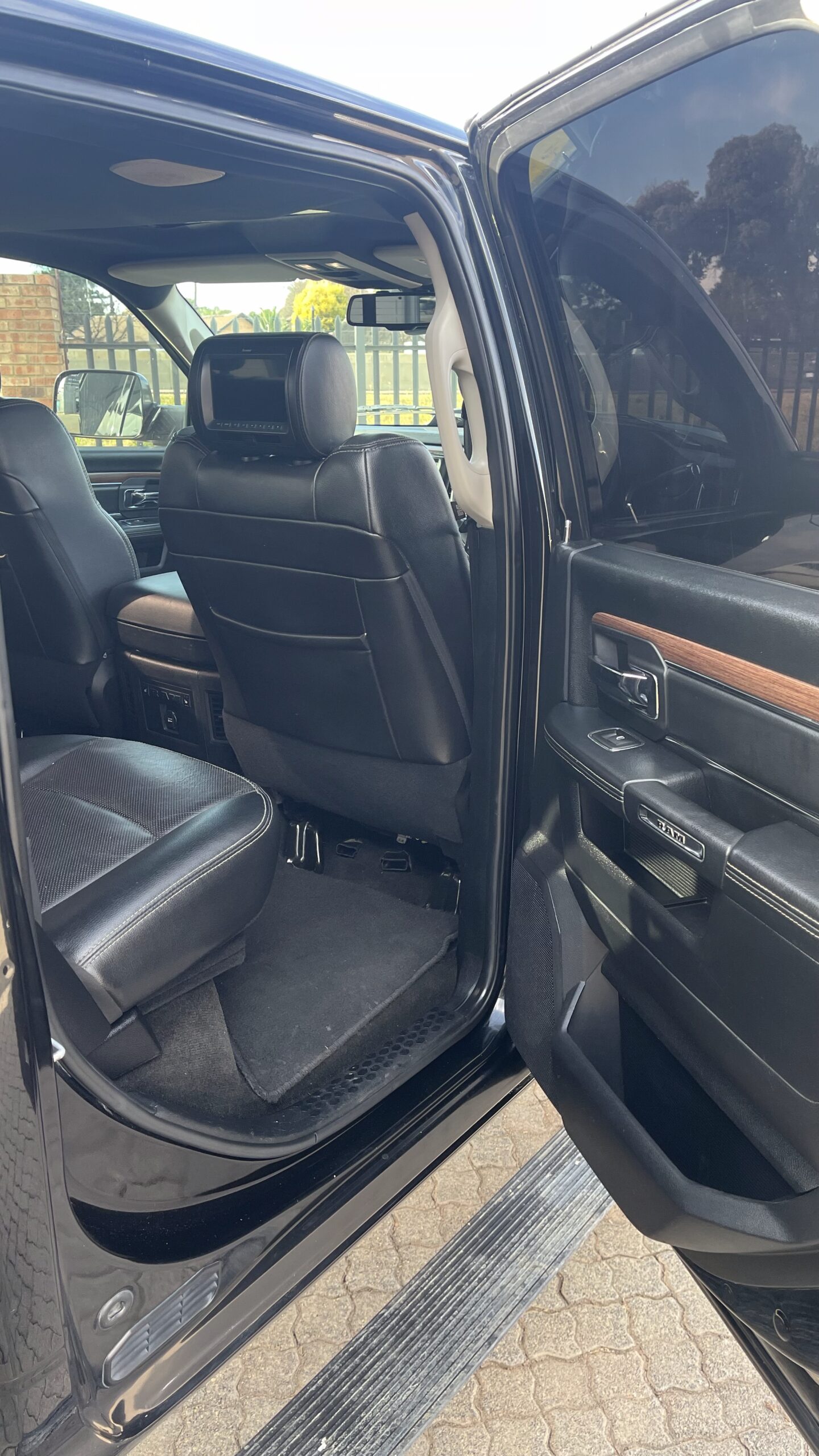 
								LARMAIE 2500 RAM full									