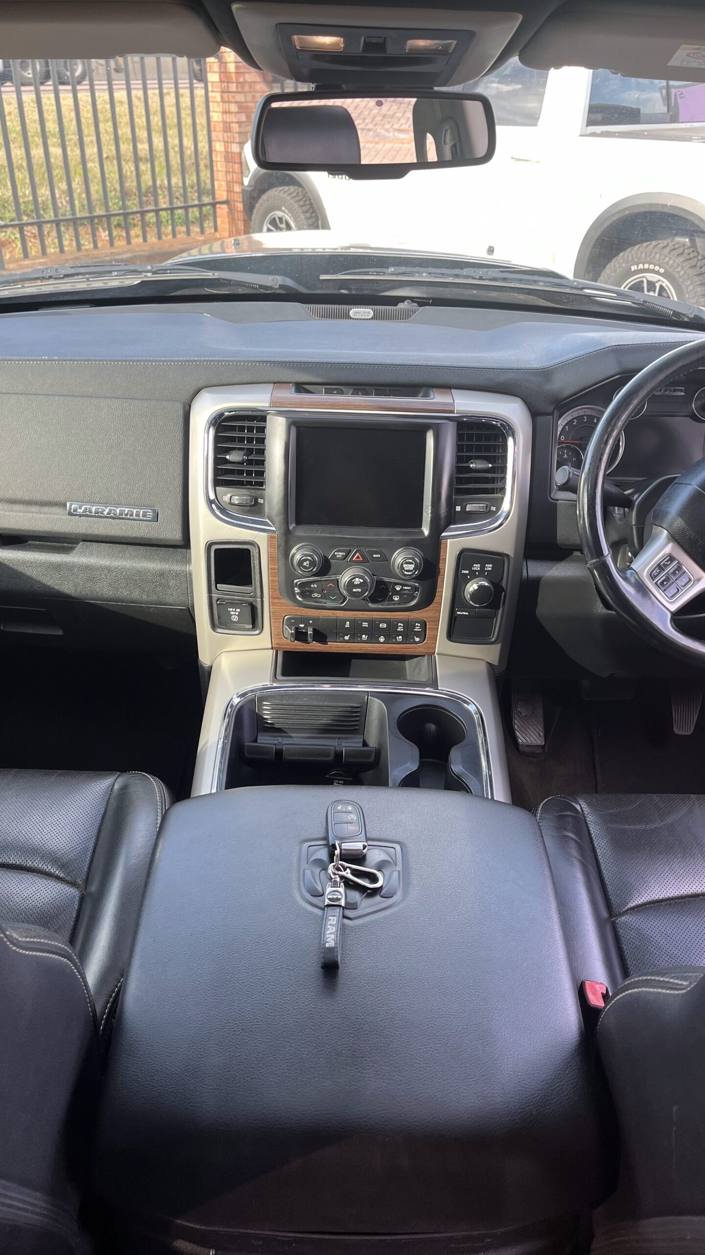 
								LARMAIE 2500 RAM full									