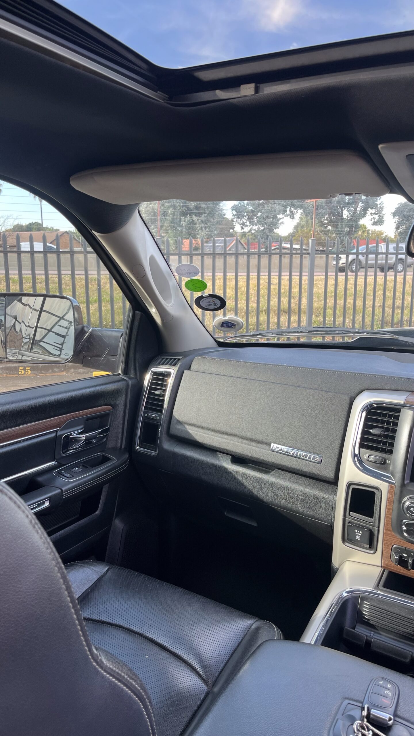 
								LARMAIE 2500 RAM full									